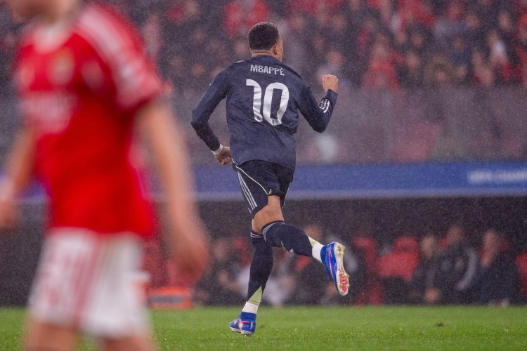 太阳报：姆巴佩在西班牙一家社区驾校考驾照，教练是马竞球迷