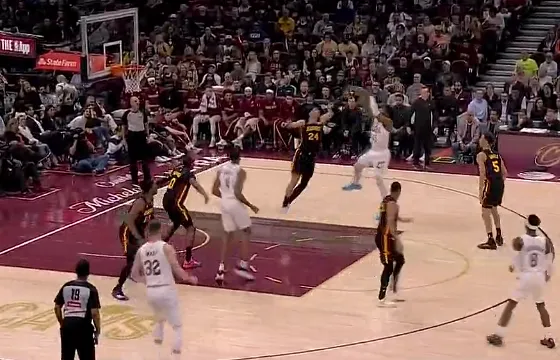 中欧体育平台-米切尔遭遇贴防连续转身后仰中投命中，4中4得分已上双